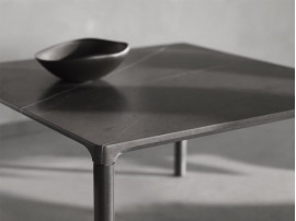 Table basse scandinave modèle Piloti carrée en pierre 75 x 75 cm