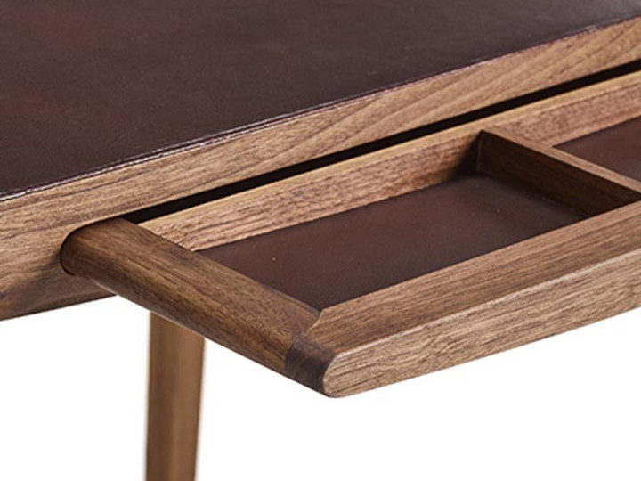 AK 1310 desk Galerie Møbler