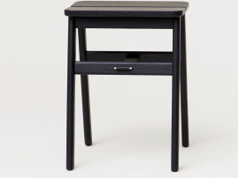 Tabouret scandinave pliant, Angle. Chêne teinté noir