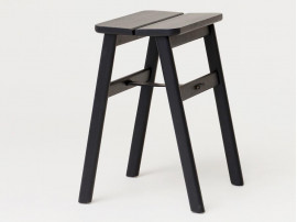 Tabouret scandinave pliant, Angle. Chêne teinté noir