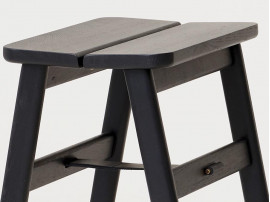 Tabouret scandinave pliant, Angle. Chêne teinté noir