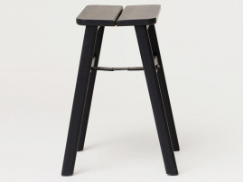 Tabouret scandinave pliant, Angle. Chêne teinté noir