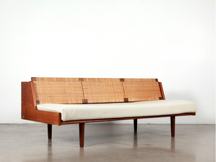 Banquette scandinave en teck. Modèle GE-6.