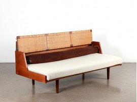 Banquette scandinave en teck. Modèle GE-6.