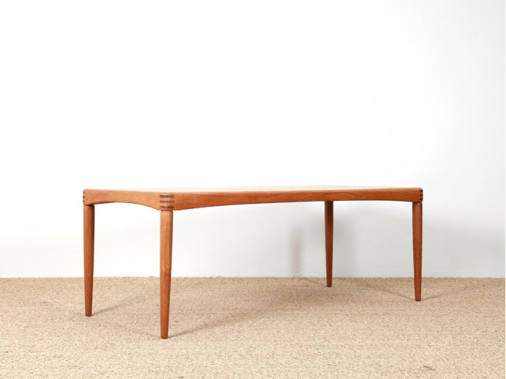 Table basse scandinave en teck. 