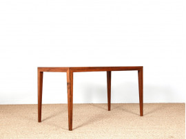 Table basse scandinave en palissandre. 