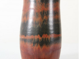 Céramique scandinave. Grand vase noir et brique