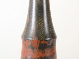 Céramique scandinave. Grand vase noir et brique