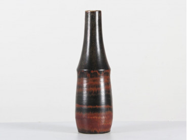 Céramique scandinave. Grand vase noir et brique