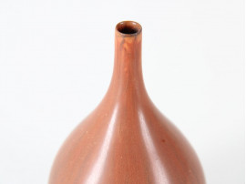 Céramique scandinave. Petit vase à col étroit.