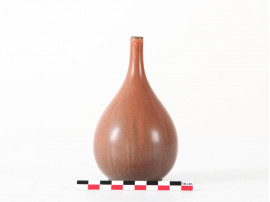 Céramique scandinave. Petit vase à col étroit.