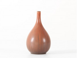 Céramique scandinave. Petit vase à col étroit.