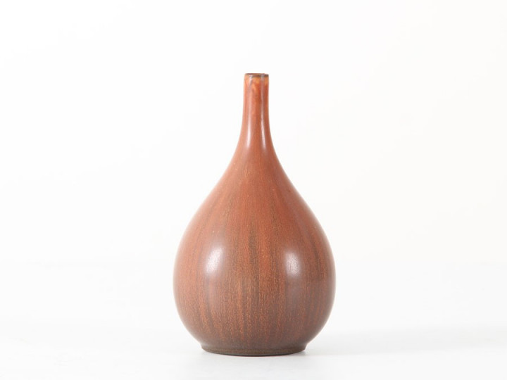 Céramique scandinave. Petit vase à col étroit.