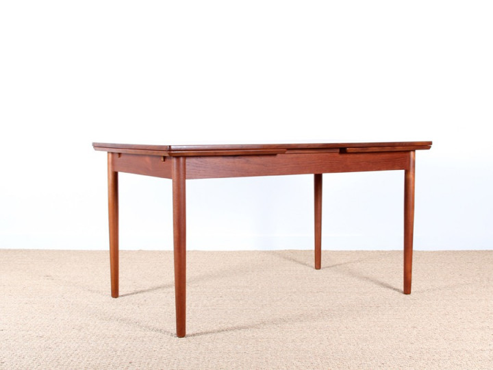 Scandinavian dining table in teak. 4/8 people