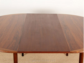 Extending round dining table in rosewood, 4 to 6 seats