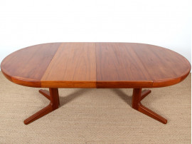 Table scandinave en teck à pieds central 4/8 pers..