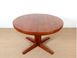 Table scandinave en teck à pieds central 4/8 pers..