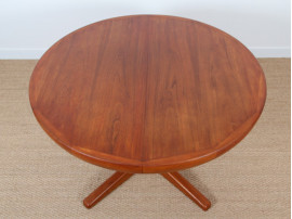 Table scandinave en teck à pieds central 4/8 pers..