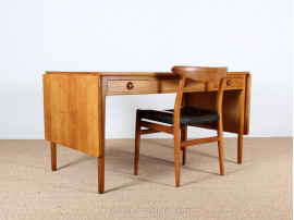 Bureau scandinave en chêne. Modèle AT 305.(1955)