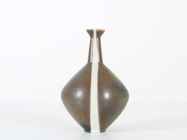 Céramique scandinave. Vase à rayure blanche