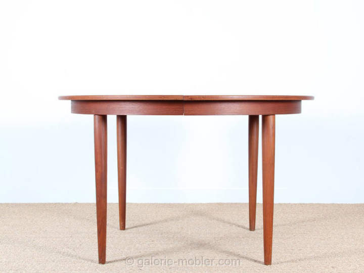 Scandinavian extendable round table in teak, 4/10 seats