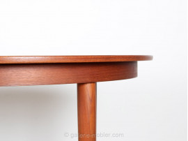 Scandinavian extendable round table in teak, 4/10 seats