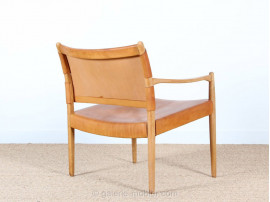 Paire de fauteuils scandinaves en chêne et cuir