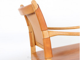 Paire de fauteuils scandinaves en chêne et cuir