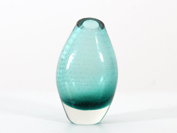 Petit vase en verre