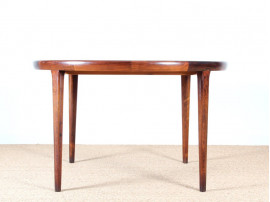 Extendable circular dining table in Rio rosewood