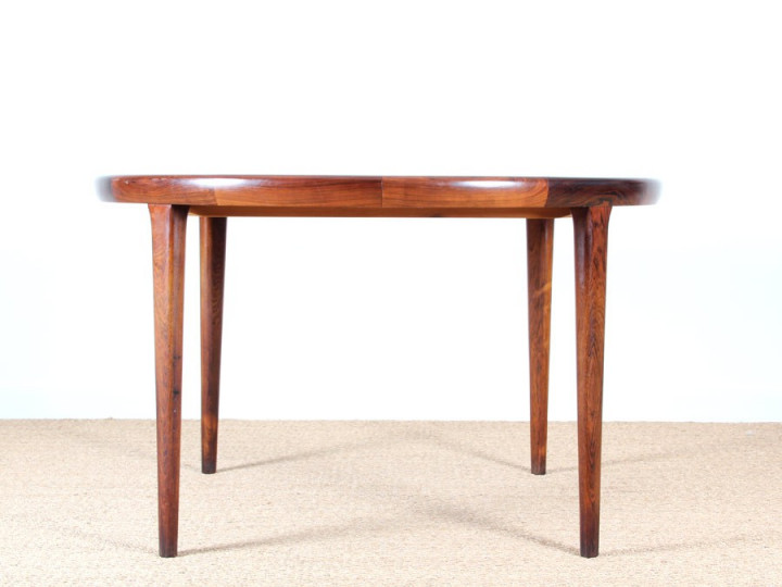 Extendable circular dining table in Rio rosewood