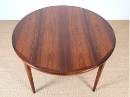 Extendable circular dining table in Rio rosewood