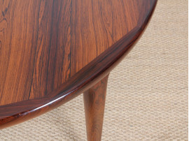 Extendable circular dining table in Rio rosewood