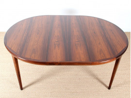 Extendable circular dining table in Rio rosewood