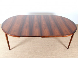 Extendable circular dining table in Rio rosewood