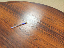 Extendable circular dining table in Rio rosewood