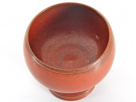 scandinavian footed bowl in reddish brown glaze by Stig Lindberg for Gustavsberg in 1979