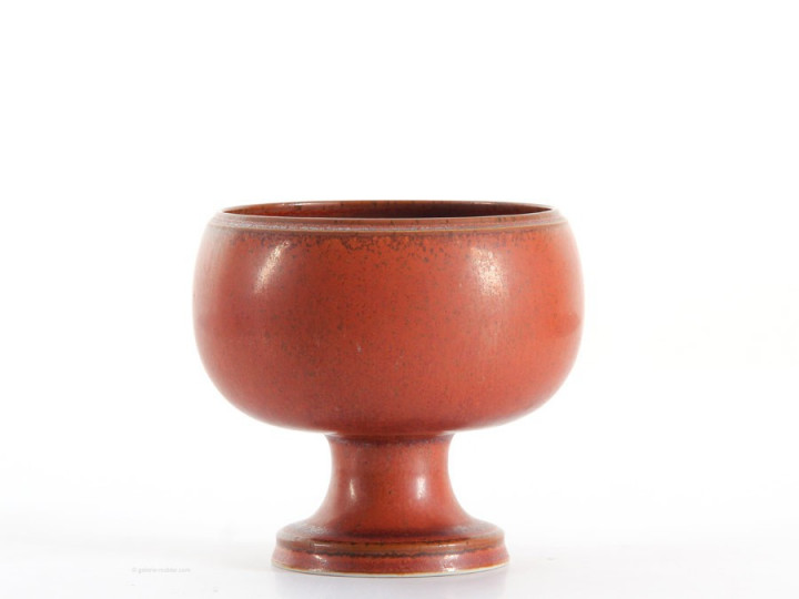 scandinavian footed bowl in reddish brown glaze by Stig Lindberg for Gustavsberg in 1979