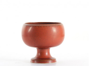 scandinavian footed bowl in reddish brown glaze by Stig Lindberg for Gustavsberg in 1979