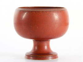 scandinavian footed bowl in reddish brown glaze by Stig Lindberg for Gustavsberg in 1979