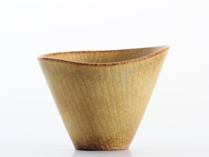 Scandinavian organic bowl with incised lines and spreckled glaze by Carl-Harry Stålhane for Rörstrand