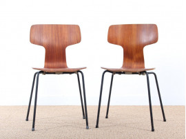 Paire de chaises Arne Jacobsen modèle 3103 en teck et piètement gainé noir. Année 1964