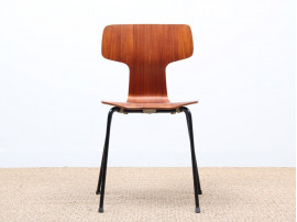 Paire de chaises Arne Jacobsen modèle 3103 en teck et piètement gainé noir. Année 1964