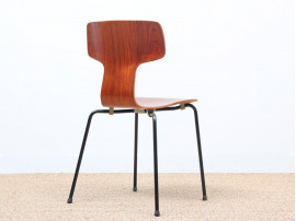 Paire de chaises Arne Jacobsen modèle 3103 en teck et piètement gainé noir. Année 1964