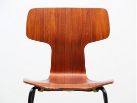 Paire de chaises Arne Jacobsen modèle 3103 en teck et piètement gainé noir. Année 1964