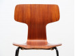 Paire de chaises Arne Jacobsen modèle 3103 en teck et piètement gainé noir. Année 1964