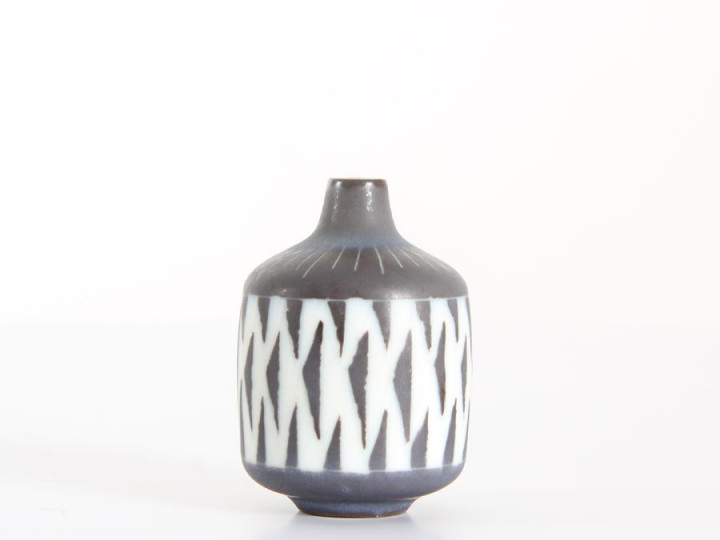 Vase miniature à motifs triangulaires 