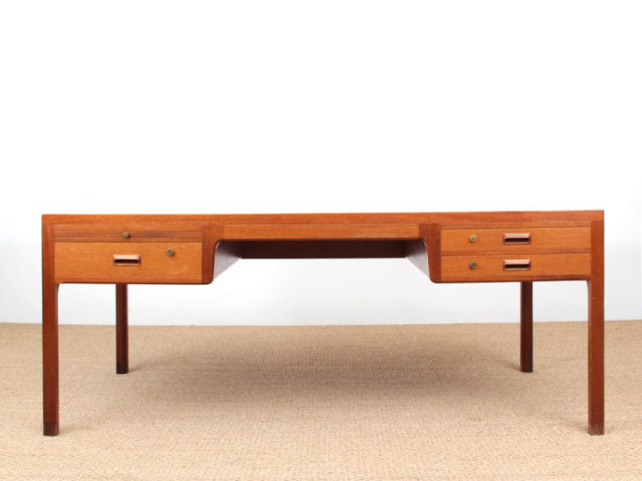 Danish mid-century modern free standing desk by Aksel Bender Madsen & Ejner Larsen pour Willy Beck.