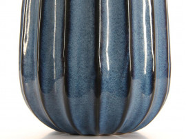 Céramique scandinave, grand vase  bleu cannelé