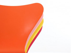 Suite de 4 chaises scandinaves serie 7, 4 couleurs.